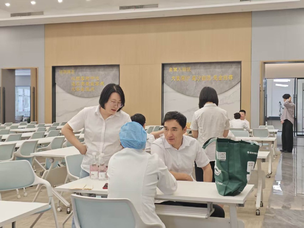 健康义诊进金鹭，暖心服务护员工